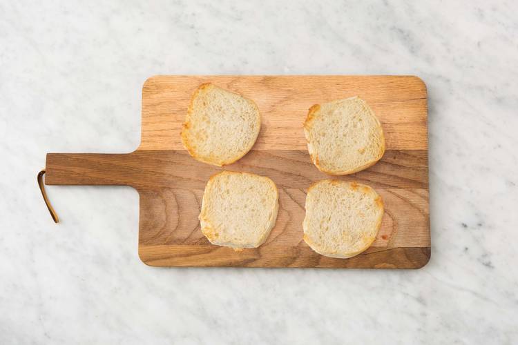 Griller les pains et préparer la trempette mayo
