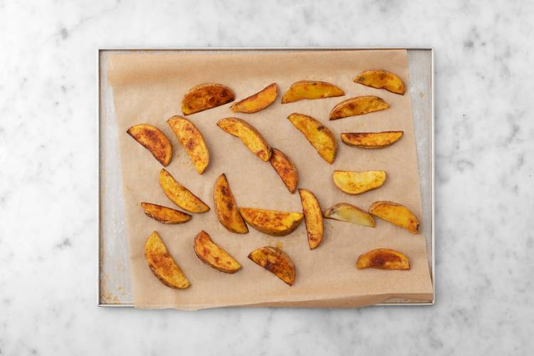 Rôtir les quartiers de pommes de terre
