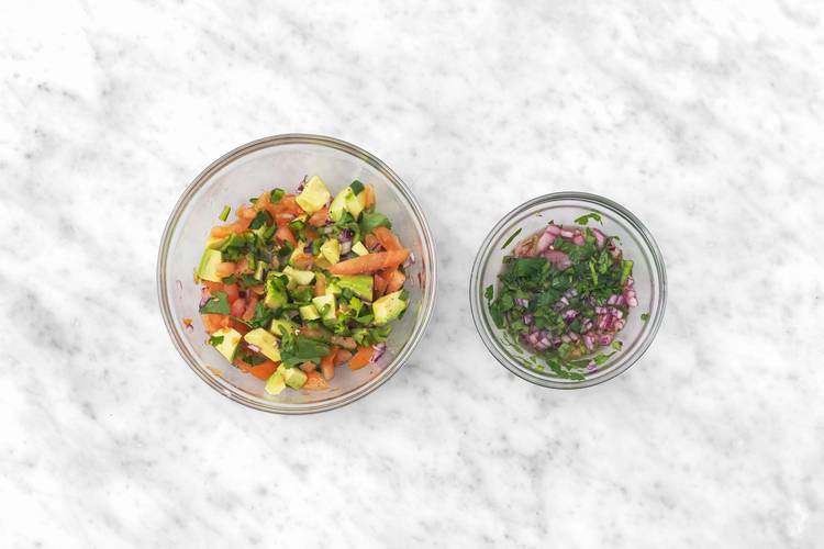 Préparer le chimichurri et le pico de gallo à l'avocat
