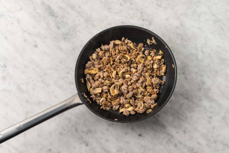 Cuire le porc et les champignons