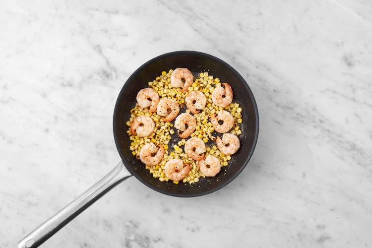 Cuire le maïs et les crevettes