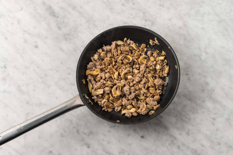 Cuire le porc et les champignons
