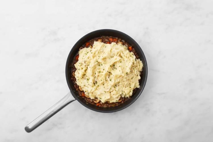 Écraser les pommes de terre et griller le pâté