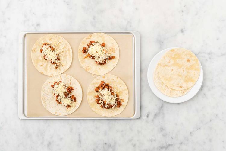 Assembler et cuire les tacos au four