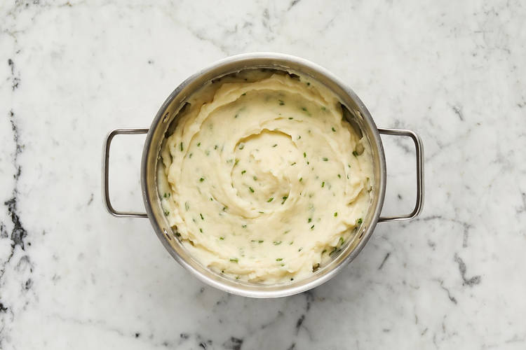 Terminer la purée et le glacer le poulet
