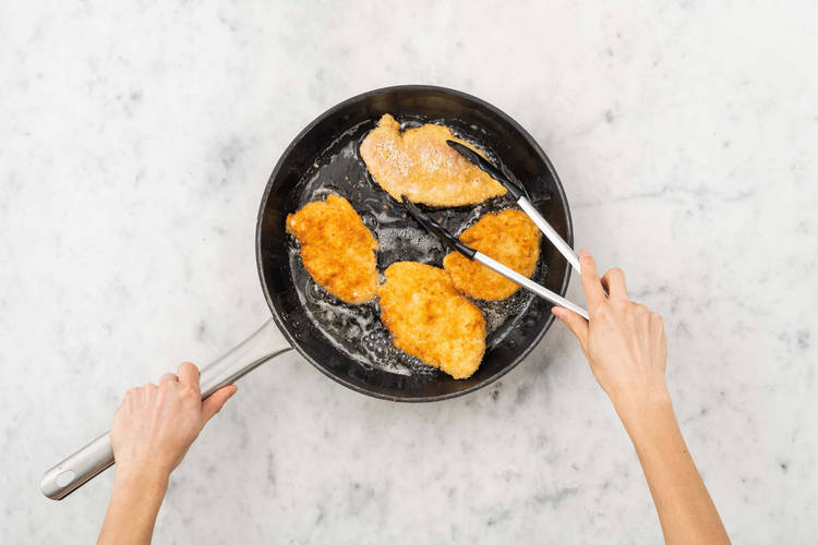 Schnitzel panieren