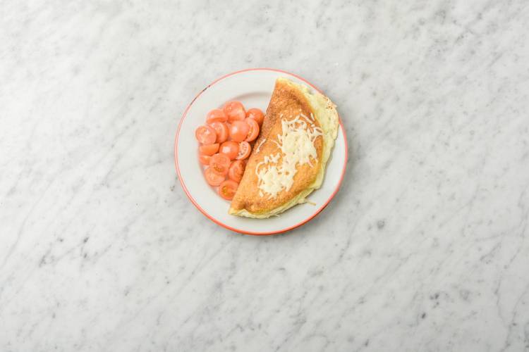 Servir l’omelette avec les tomates cerises