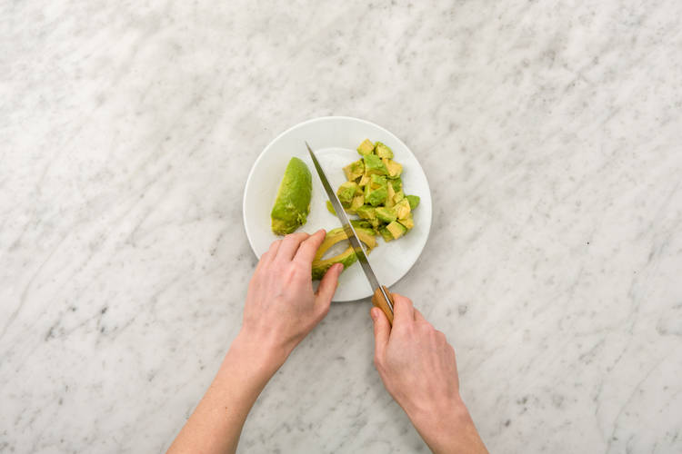 Avocado in Würfel schneiden