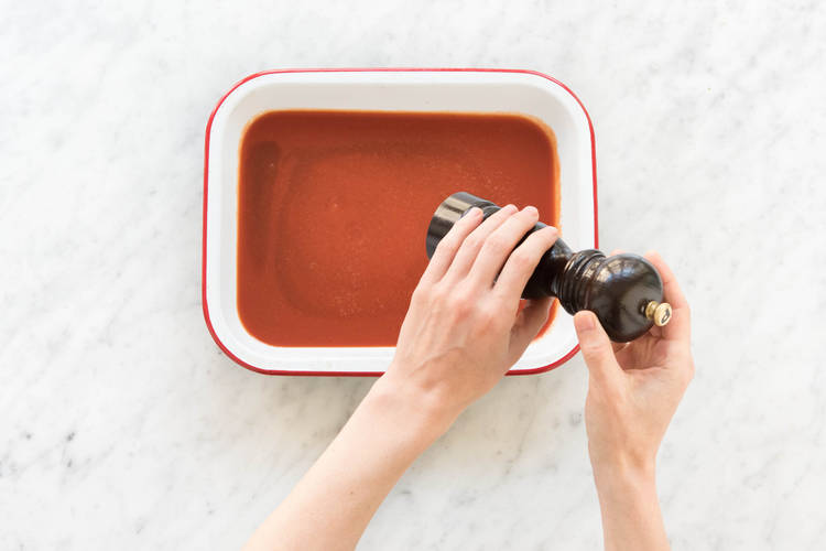 Passierte Tomaten würzen
