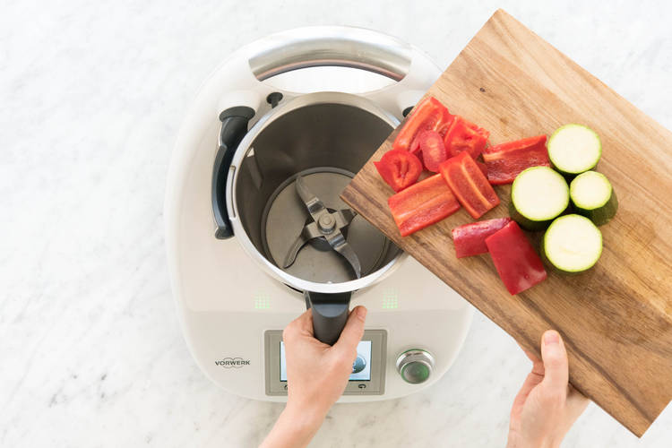 Paprika und Zucchini zugeben