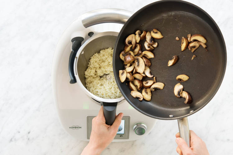 Champignons in den Mixtopf geben