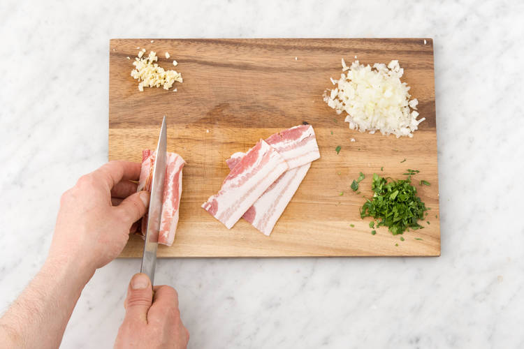 Snijd de panchetta in dunne plakken.