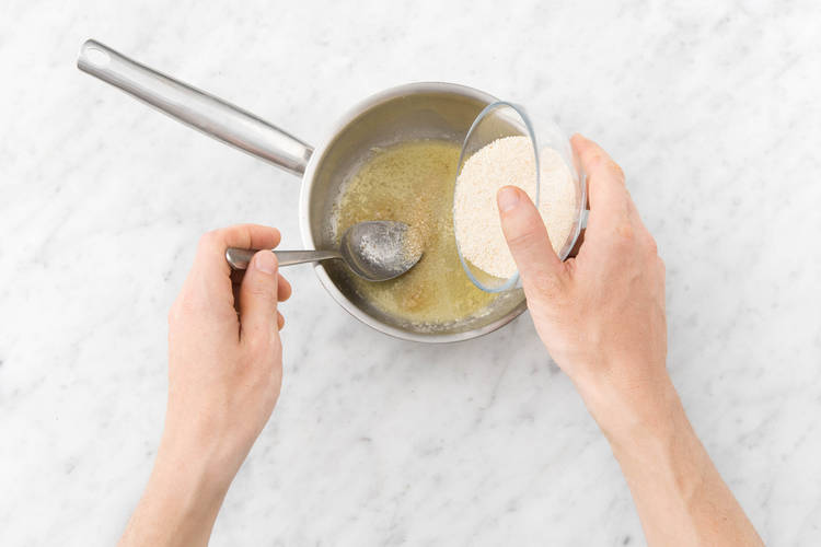 Semmelbrösel in die Butter geben