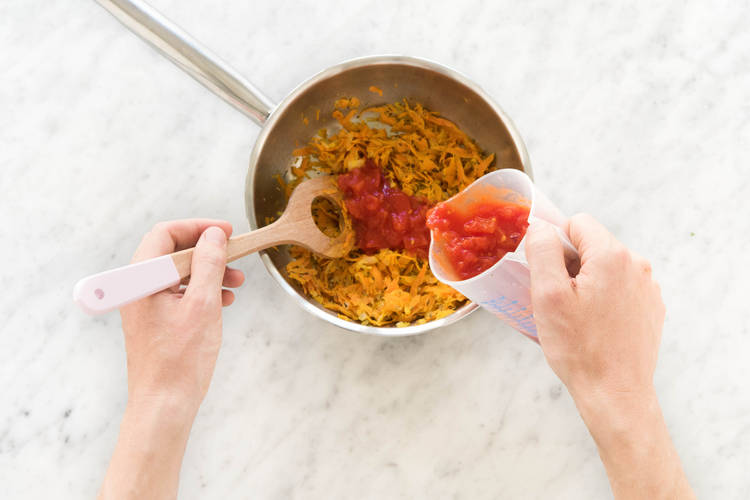 Gehackte Tomaten hinzugeben