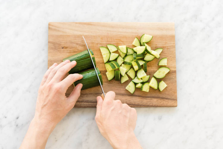 Gurke schneiden.