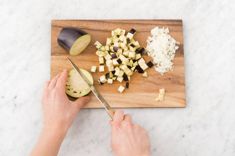 Couper les aubergines.