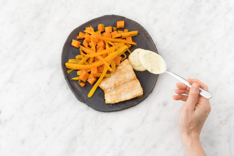 Serveer met de yoghurt-bieslooksaus.