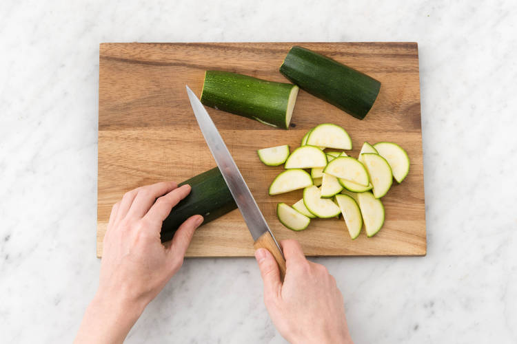 Couper les courgettes en demi-tranches fines.