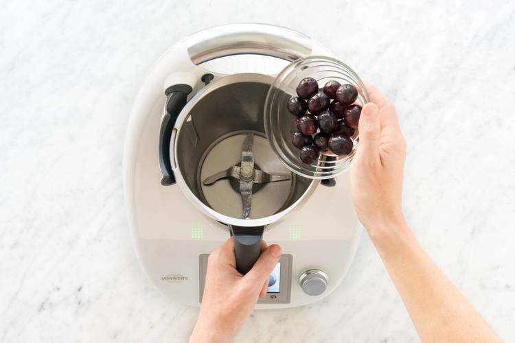 Weintrauben zugeben.