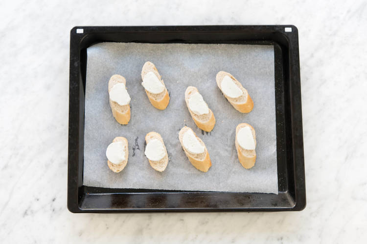 Camembert auf den Baguettescheiben verteilen.