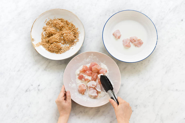 Hähnchenstücke panieren