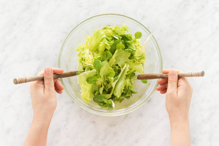 Salatmix unter das Dressing heben.
