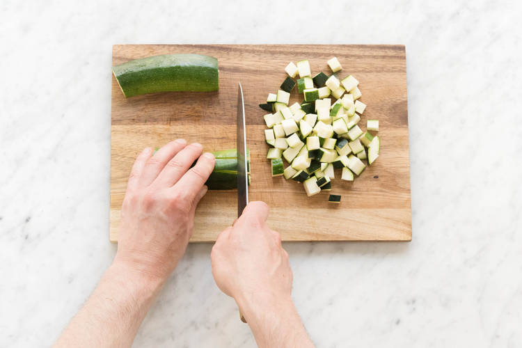 Zucchini würfeln.