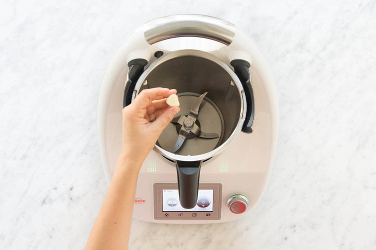 Knoblauch in den Mixer geben.