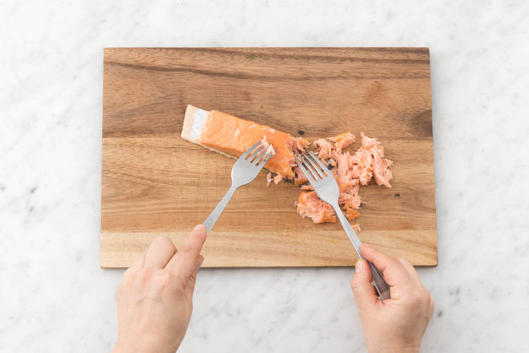 Verdeel de zalm met een vork.