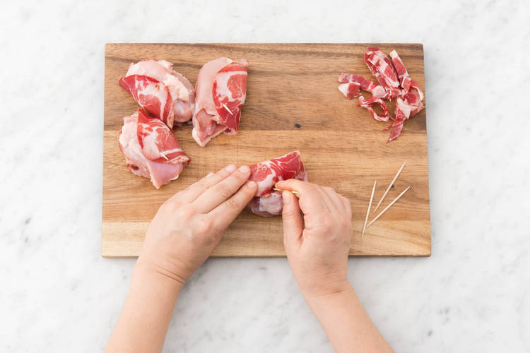Omwikkel elke kippendijfilet met een plak coppa di parma.