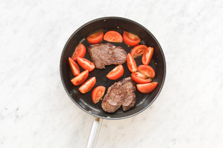 Steaks mit Himbeertomaten schmoren