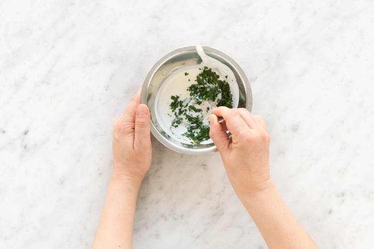 Knoblauch-Joghurt-Dip anrühren