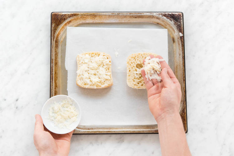 Ciabatta mit Parmesan bestreuen