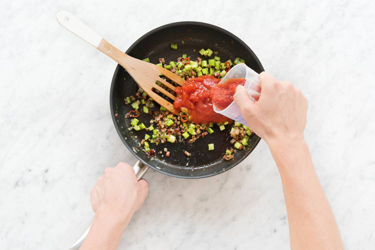 Tomaten zum Gemüse geben