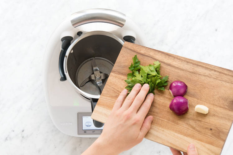 Petersilienblätter, Zwiebelhälfte und Knoblauch in den Mixtopf