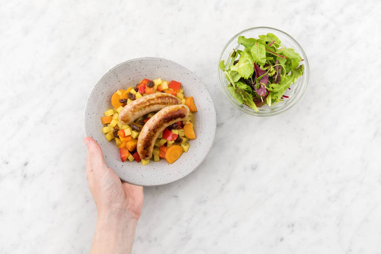 Serveer met de salade.