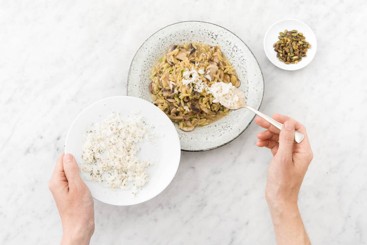 Garnir avec le restant de fromage aux fines herbes.