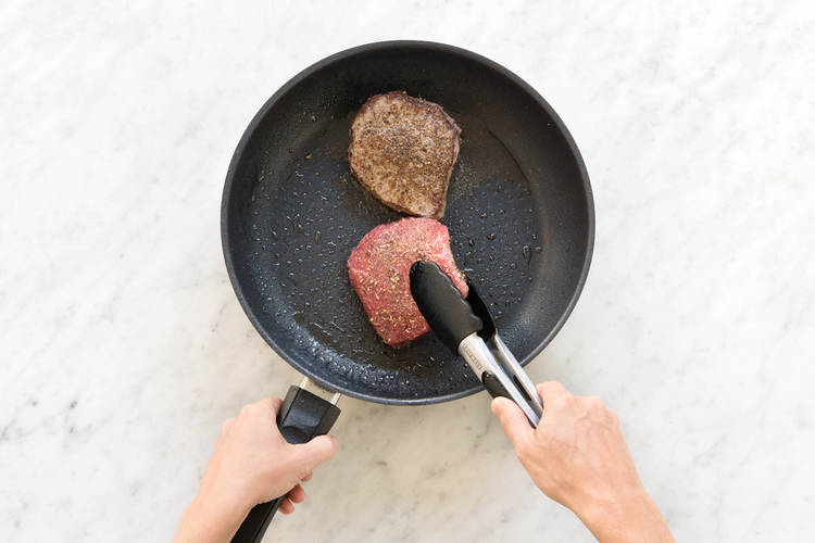 Steaks braten.