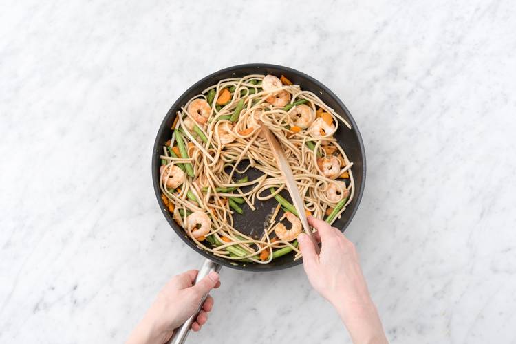 Cook in the udon noodles