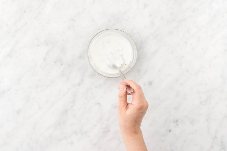 Maak de saus van yoghurt