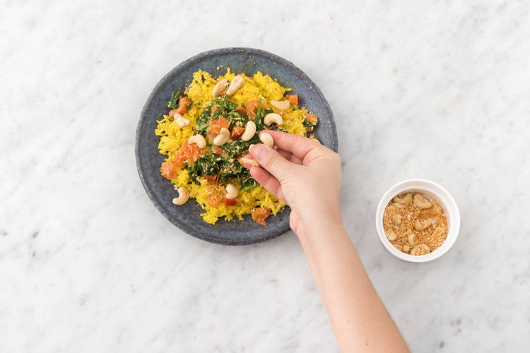 Garneer met cashewnoten