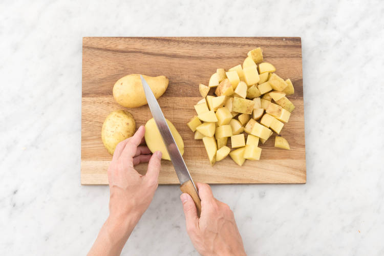 Snijd de aardappelen