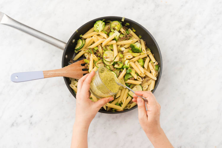 Voeg de penne en de pesto toe