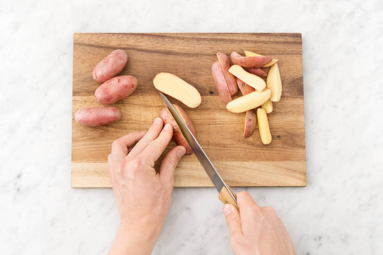 Snijd de aardappelen
