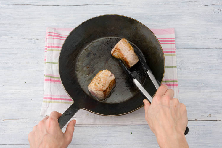 Schweinefilets anbraten.
