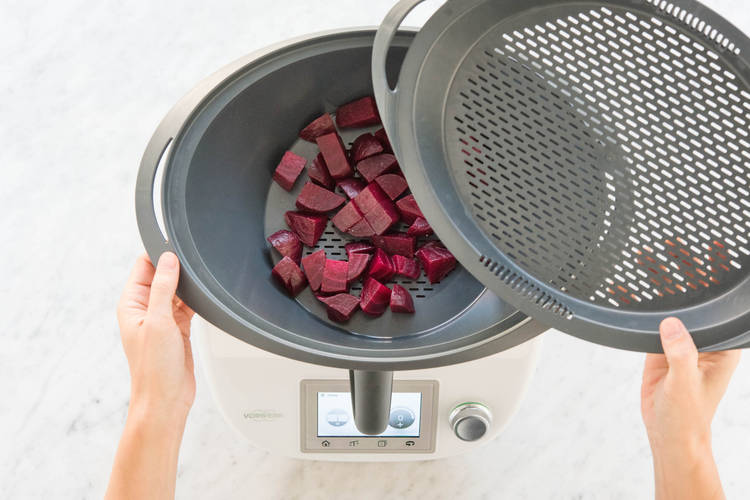 Rote-Bete-Stücke in den Varoma-Behälter geben