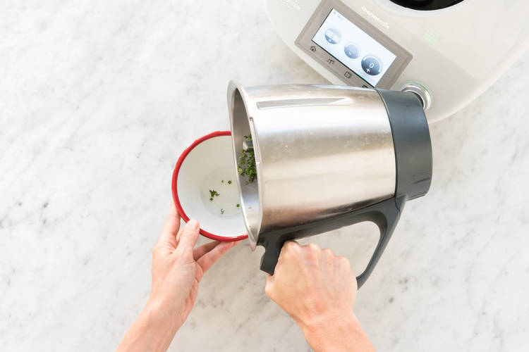 Kräuter in eine kleine Schüssel umfüllen.