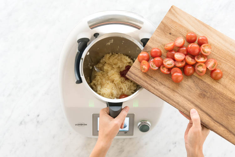 Kirschtomatenhälften in den Mixtopf geben