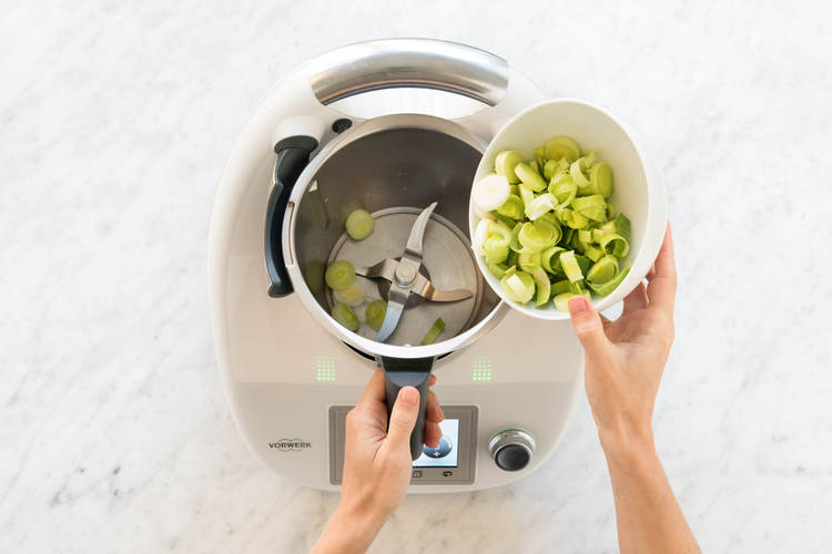 Porreeringe in den Mixtopf geben