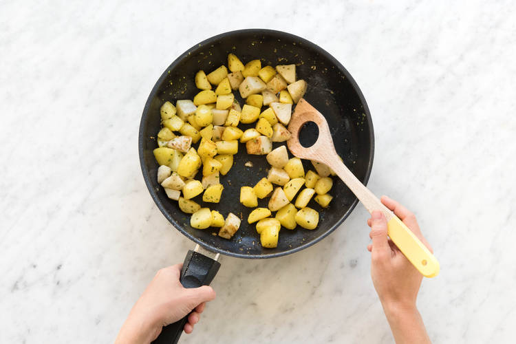 Kartoffel und Topinamburwürfel hineingeben und kurz anbraten